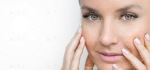 عکس مدل زیبایی و آرایشی با چشمان رنگی